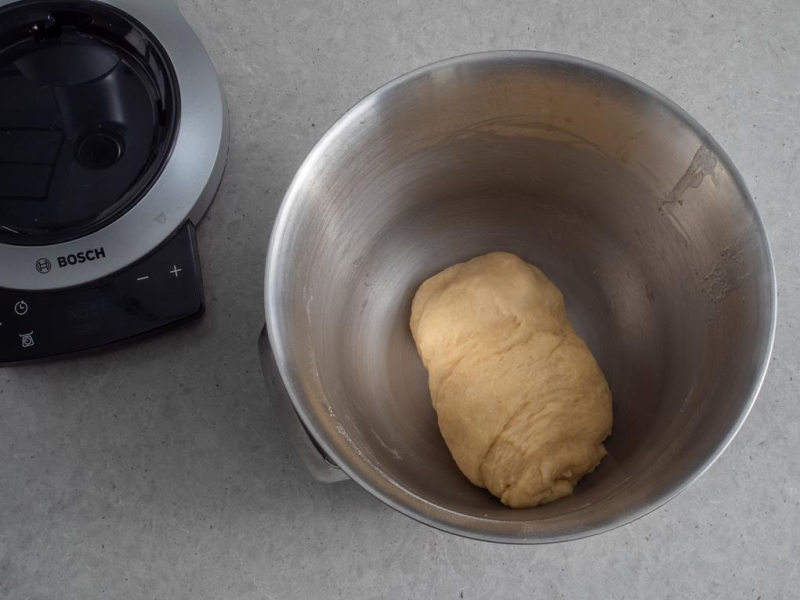 zagniecione w kulkę ciasto drożdżowe na struclę makową