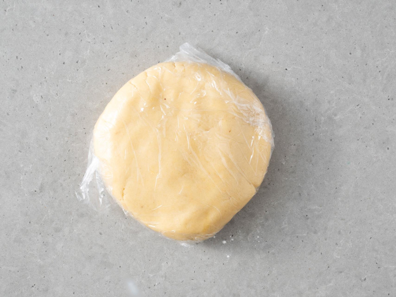 Zawinięte w folię ciasto kruche.