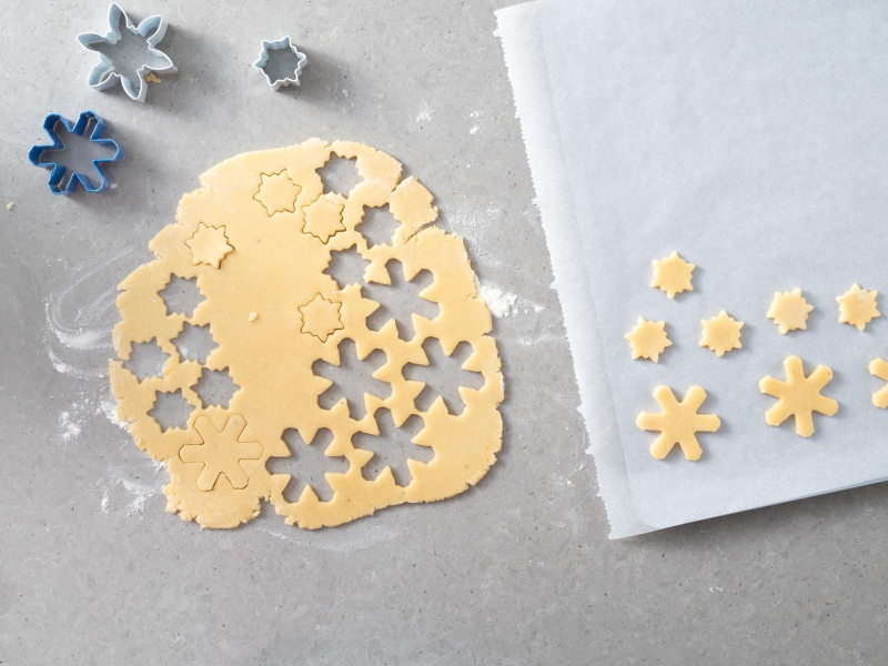 Wycinanie ciasteczek marcepanowych.