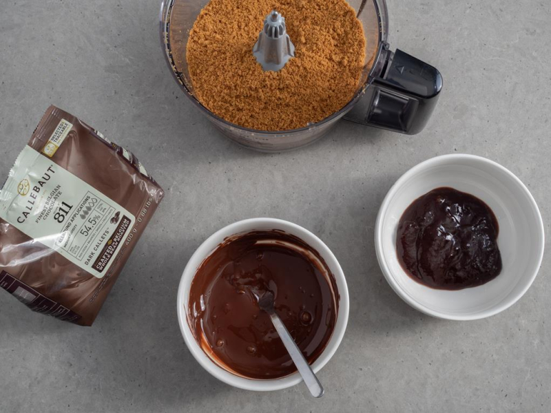 czekolada callebaut rozpuszczona w miseczkach  i w malakserze pokruszone ciasteczka na spód
