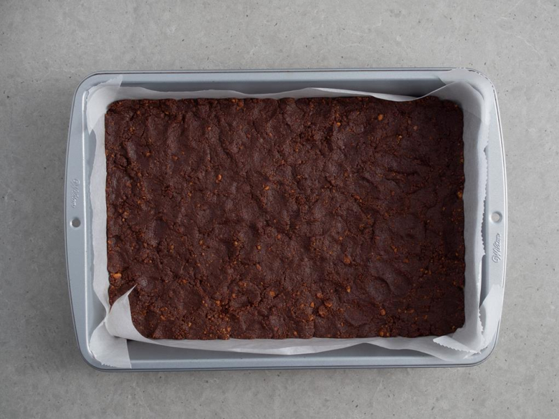 spód z czekolady, ciasteczek i powideł