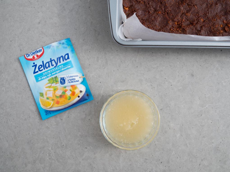 w miseczce namoczona żelatyna uniwersalna Dr. Oetkera