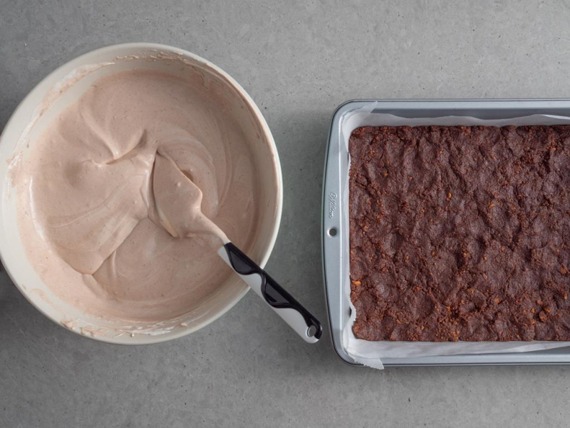 w misce masa serowa na piernikowy sernik bez pieczenia