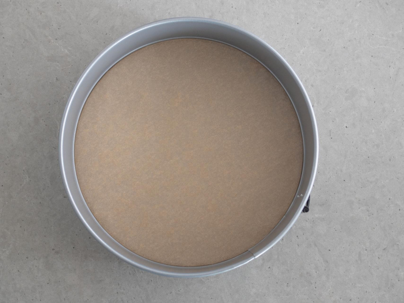 tortownica wyłożona papierem do pieczenia