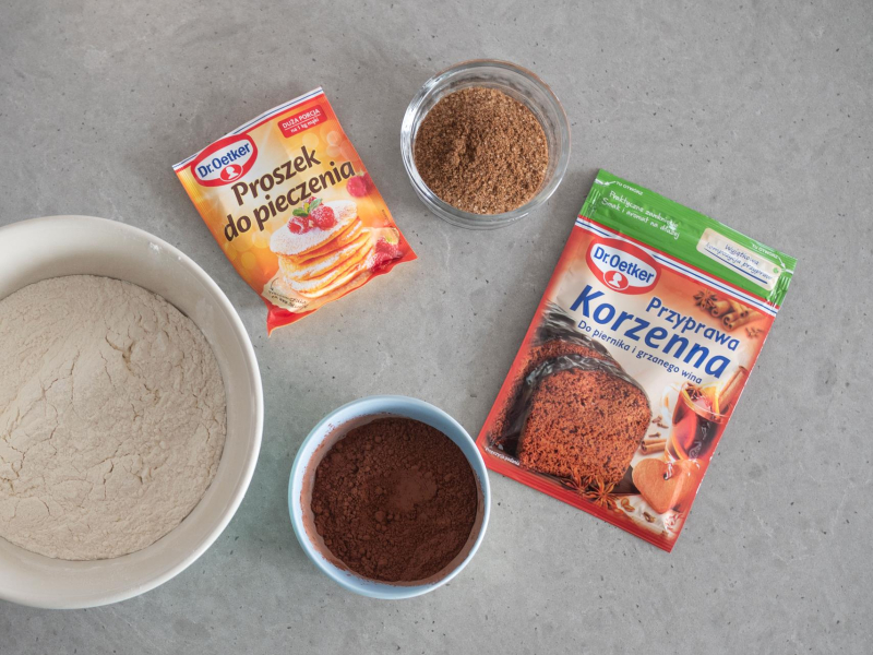 suche składniki na biszkopt piernikowy: mąka, kakao, przyprawa korzenna i proszek do pieczenia