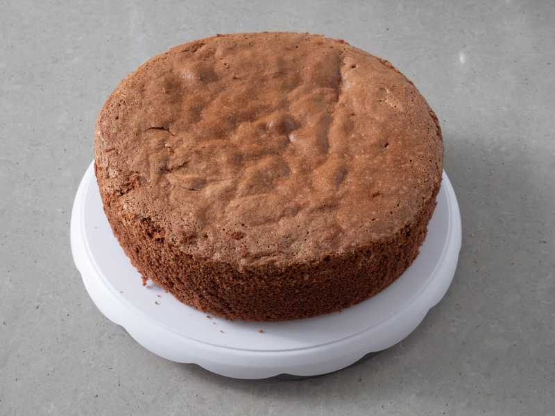 upieczony biszkopt piernikowy na obrotowej paterze.