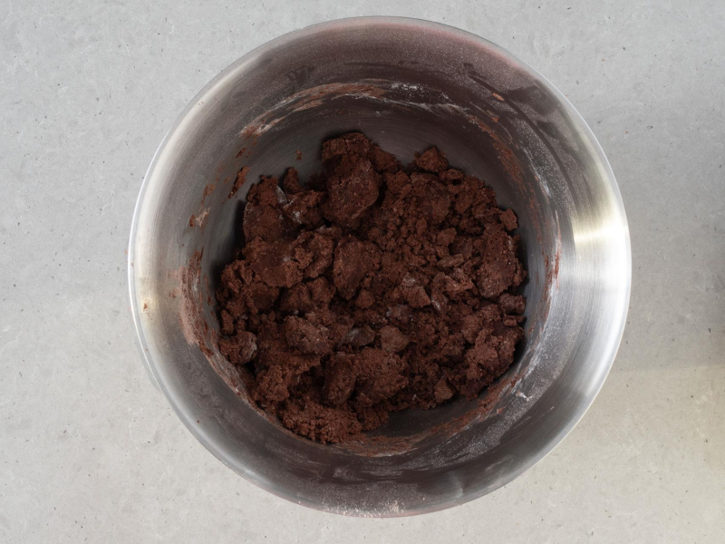 W misie zagniecione ciasto czekoladowe do wegańskiego sernika królewskiego.