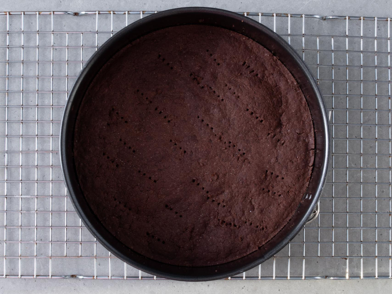 Upieczony spód do wegańskiego sernika królewskiego.