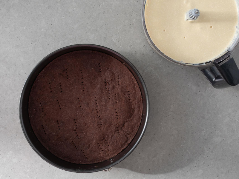 Upieczony spód do sernika królewskiego. Obok masa tofurnikowa.