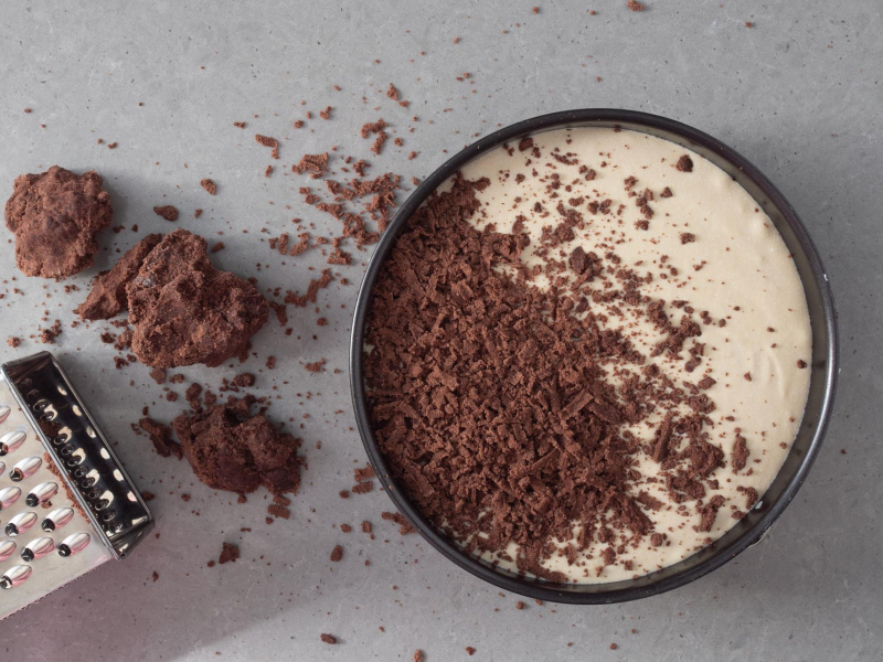 Ścieranie ciasta czekoladowego na masę tofurnikową.