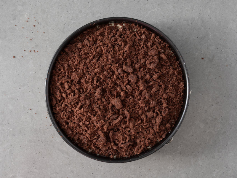 Upieczony wegański sernik królewski.