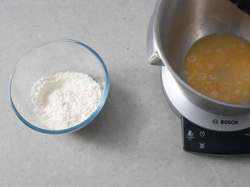 W misie miksera płynne składniki.