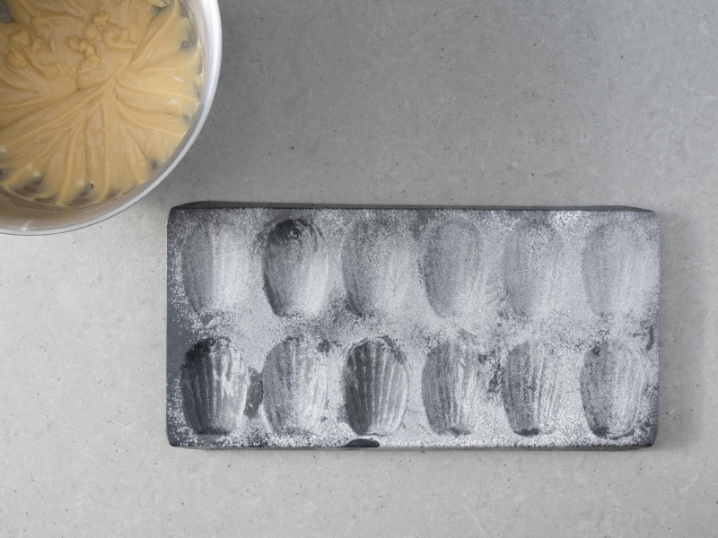 Przygotowane ciasto i forma na magdalenki.
