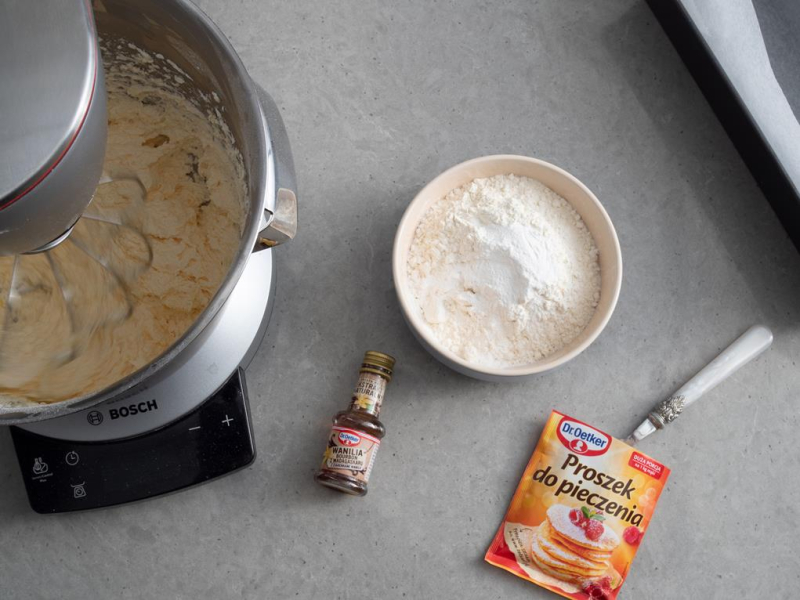 ekstrakt z wanilii Dr. Oetkera i proszek do pieczenia, miseczka z mąką