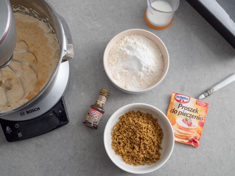 na blacie składniki na babkę pistacjową