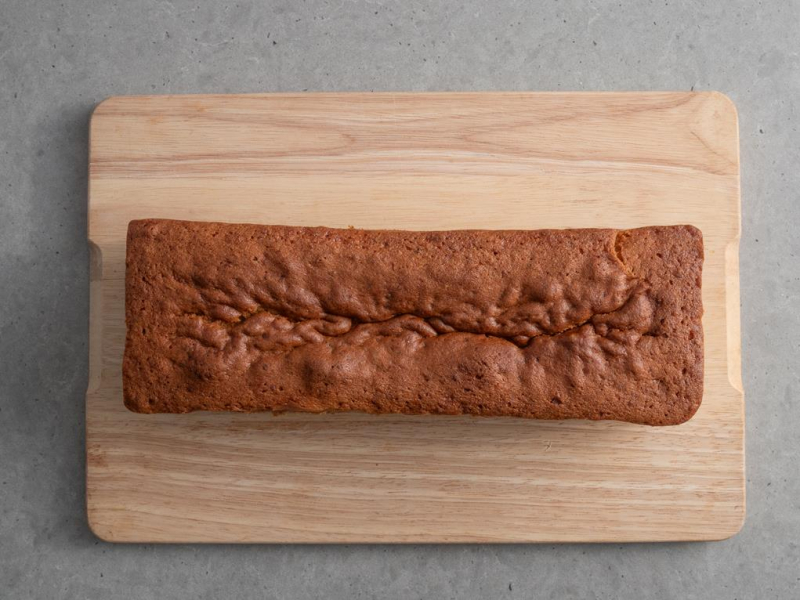 na drewnianej desce upieczona babka pistacjowa