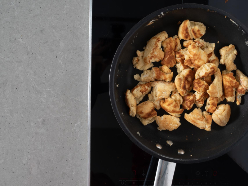 Omlet cesarski na patelni.