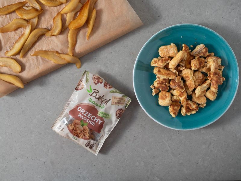 Na talerzu omlet cesarski. A obok orzechy włoskie i skarmelizowana gruszka.