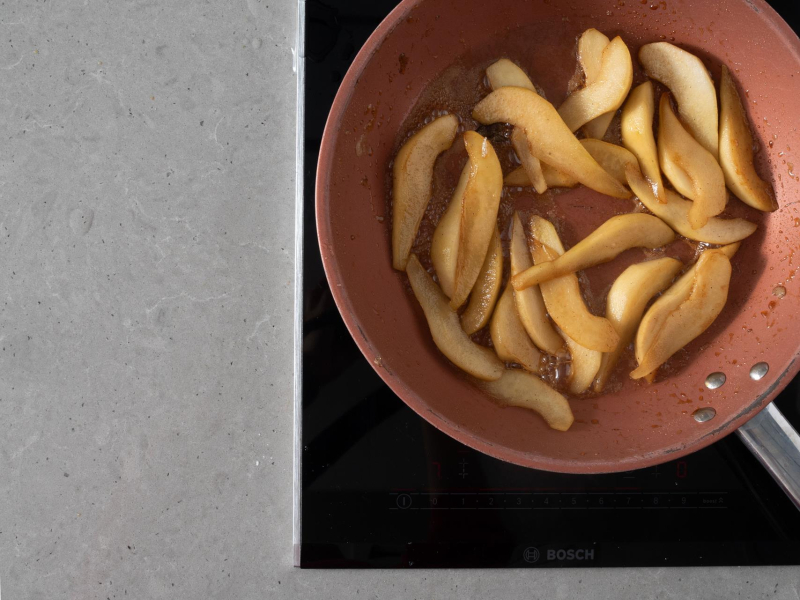 Karmelizowane gruszki na patelni.