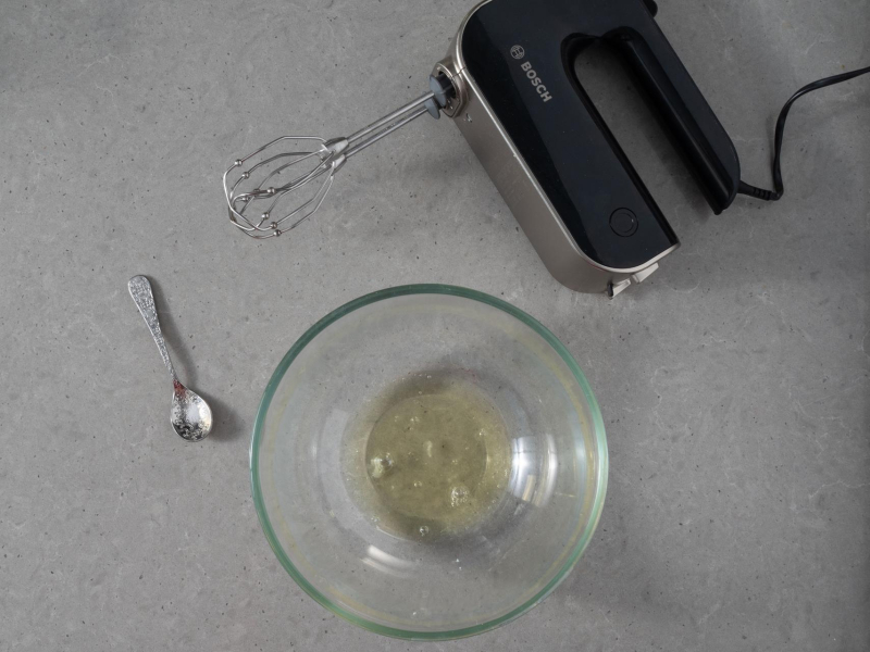 W miseczce białka, A obok robot kuchenny.