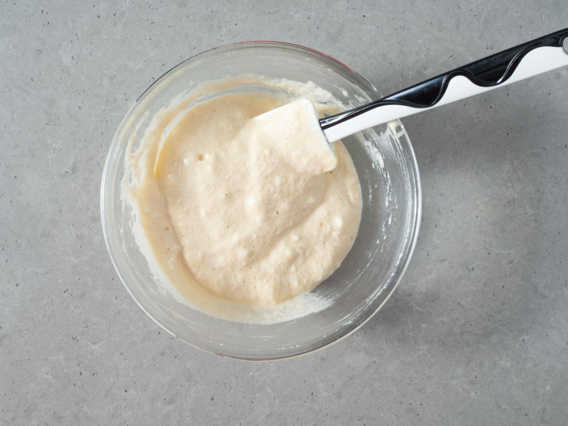 Wymieszana masa na omlet w misce.