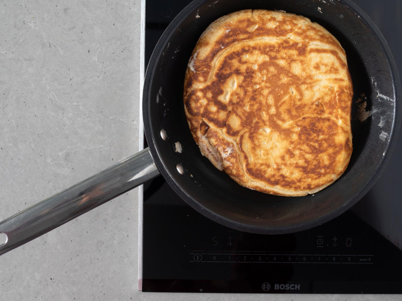 Usmażony omlet na patelni.