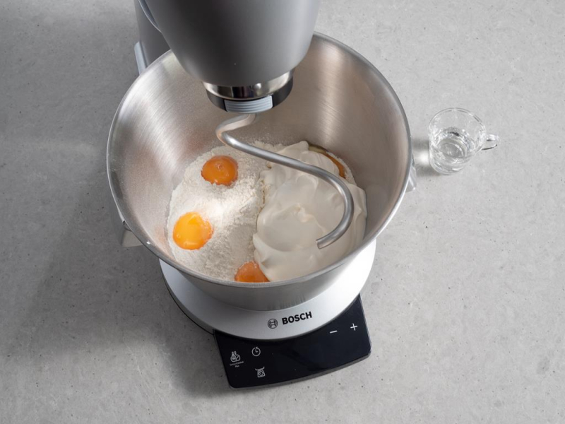 żółtka, mąka, śmietana, sól, spirytus na faworki, Robot kuchenny Bosch OptiMUM MUM9BX5S65