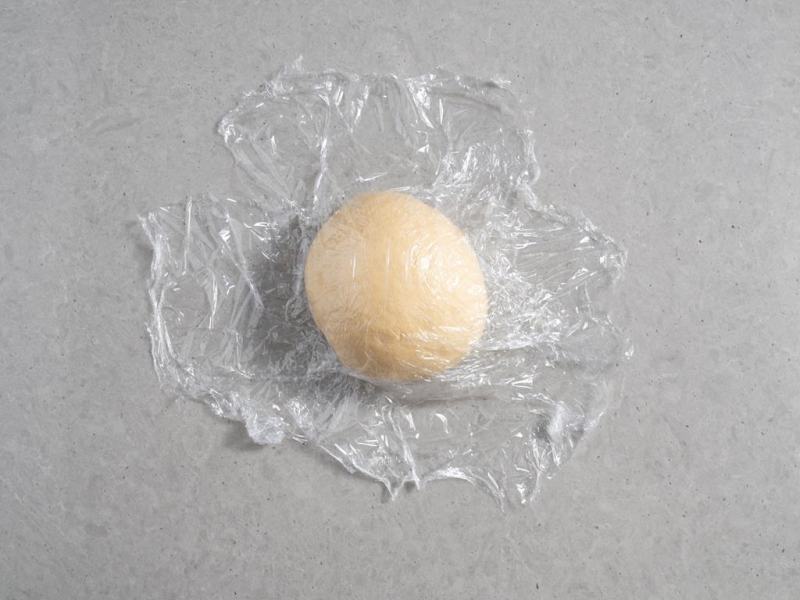 ciasto na faworki, chrust przykryte folią spożywczą