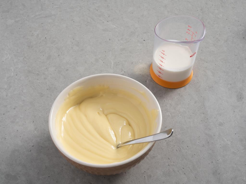 rozpuszczona biała czekolada obok śmietaka