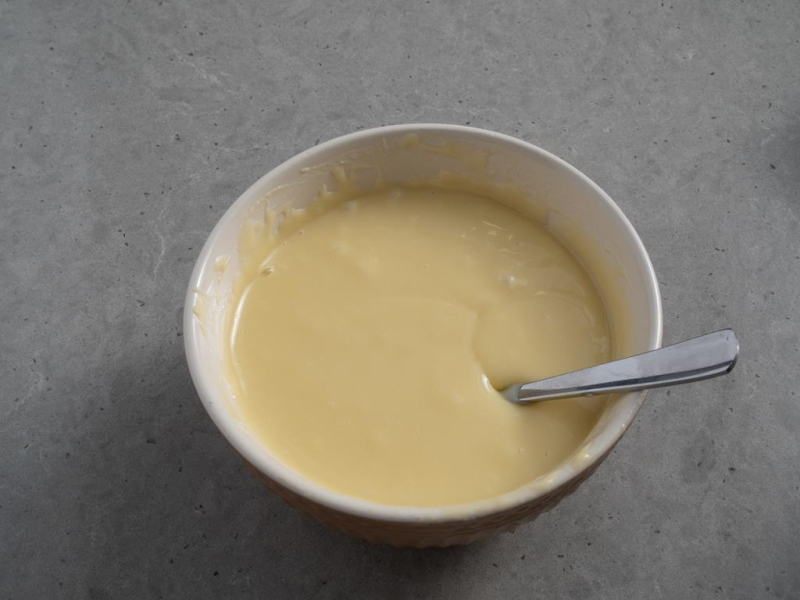 rozpuszczona biała czekolada z masłem i śmietanką