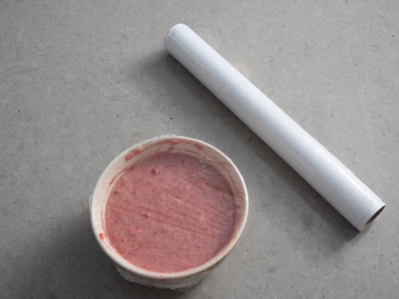 w miseczce masa na trufle malinowe obol folia spożywcza