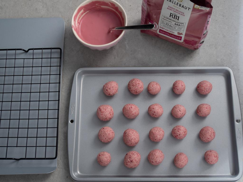 na blaszce wilton schłodzone malinowe trufle z czekoladą ruby