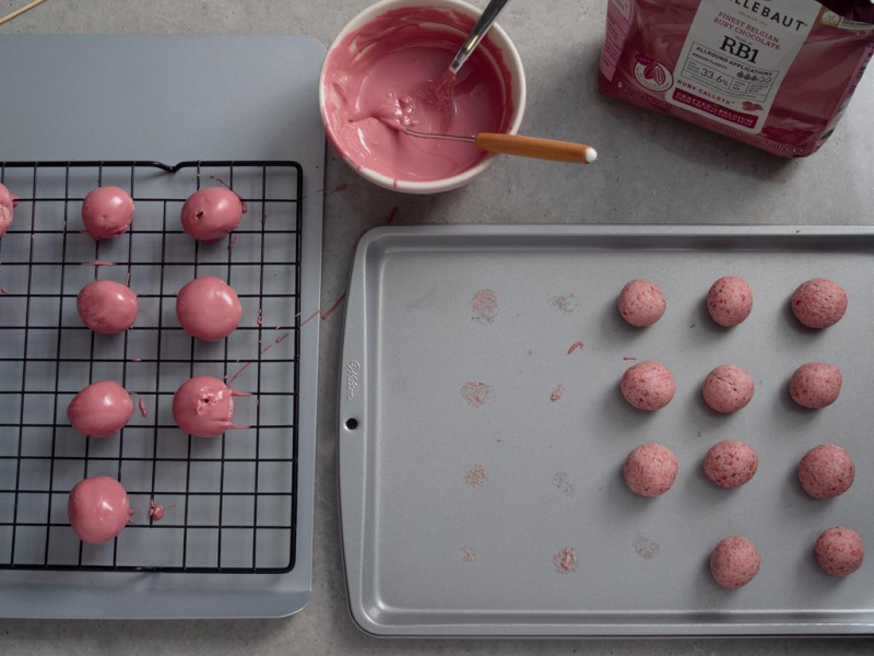 malinowe trufle obtaczane w czekoladzie ruby Barry Callebaut