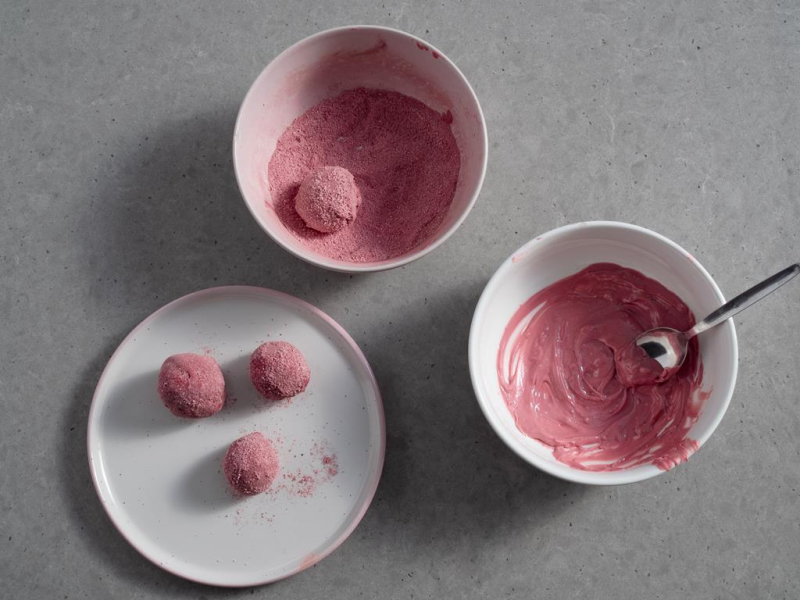 malinowe trufle obtaczane w posypce z liofilizowanych malin i cukru