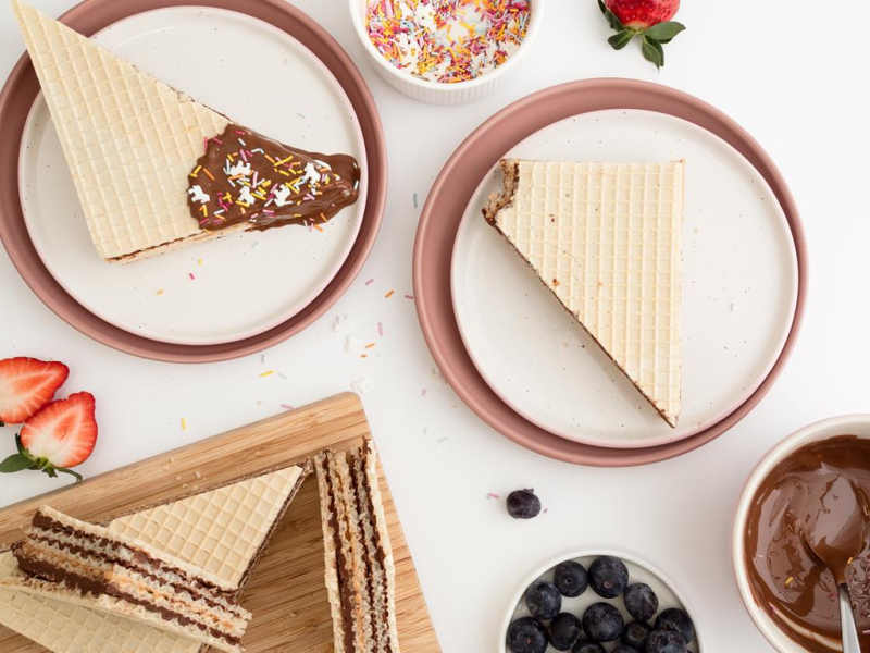 wafle przekładane polane czekolada i posypane posypką