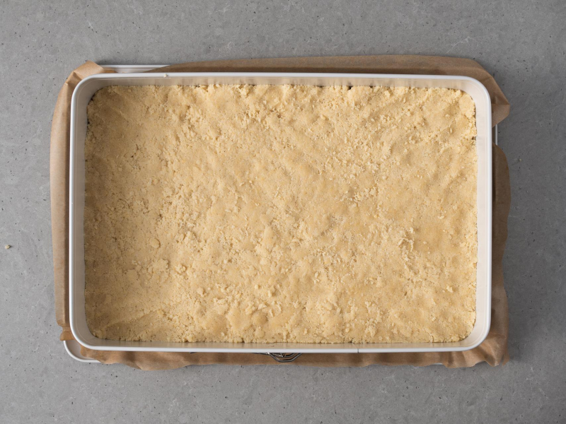 Spód ciasta do szarlotki przed pieczeniem.