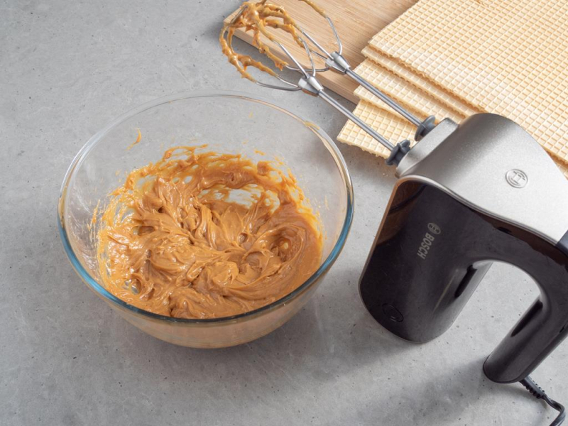 zmiksowane masło orzechowe z kajmakiem obok mikser ręczny bosch