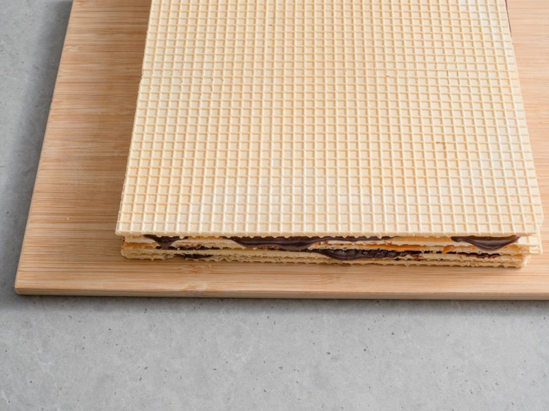 na drewnianej desce przełożone wafle