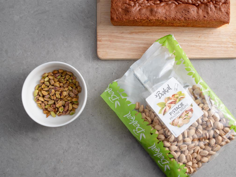 w miseczce obrane pistacje Bakal