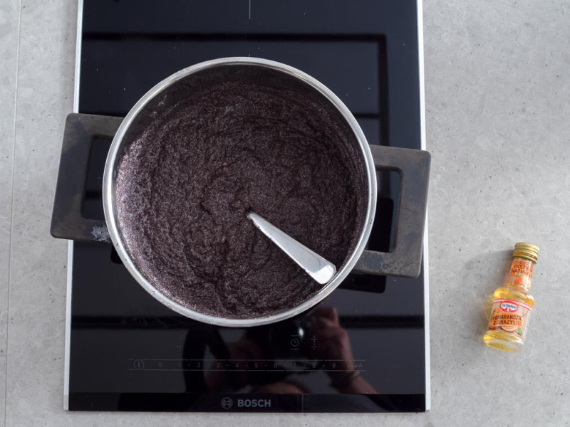 w garnku masa makowa, na blacie ekstrakt naturalny pomarańczowy Dr. Oetkera