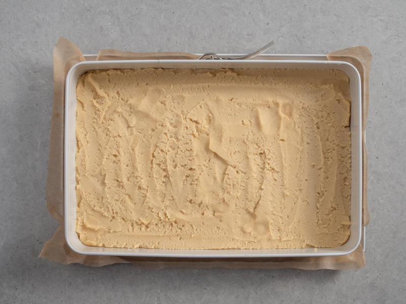 w dużej formie prostokątnej wyłożony kruchy spód do makowca