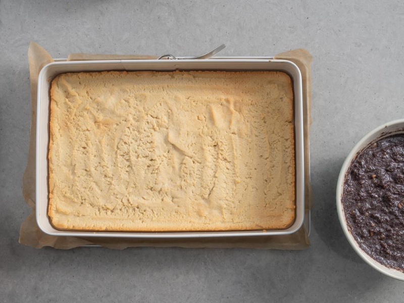 w formie upieczony spód do makowca z bezą