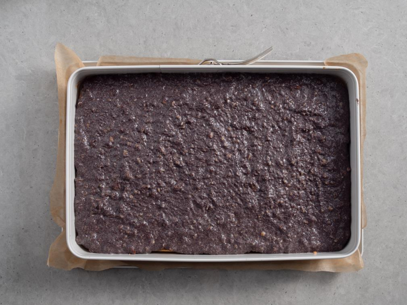 w formie nieupieczony makowiec z bezą