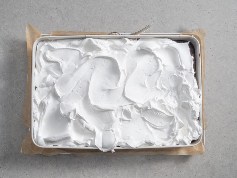 w formie nieupieczony makowiec z bezą