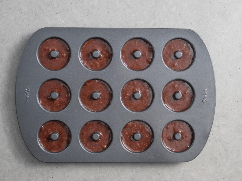 forma do mini donutów z ciastem brownie