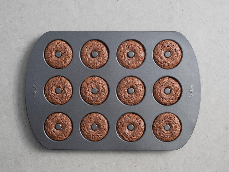 upieczone mini donuty brownie w formie