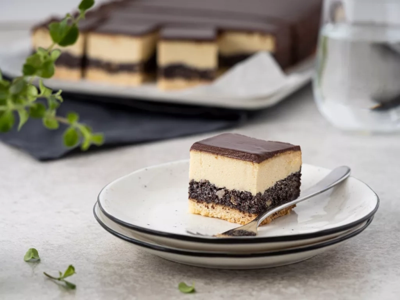 seromakowiec wegański z polewą czekoladową