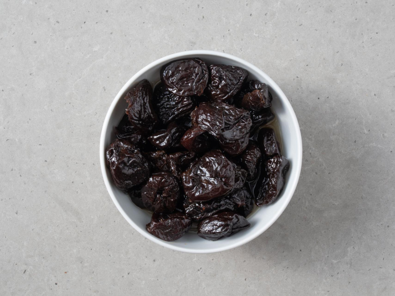 Suszone śliwki w miseczce.