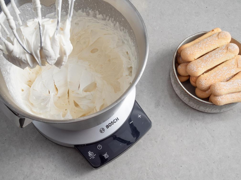 w misie ubity krem mascarpone obok podłużne biszkopty