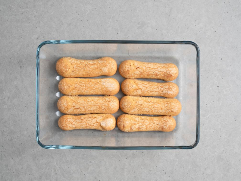 w szklanym naczyniu na dnie nasączone biszkopty